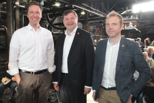 Stellten das Thema Digitalisierung auf dem Arbeitnehmerempfang der Stadt Solingen am Montag in den Mittelpunkt: v.li. Professor Klemens Skibicki, Oberbürgermeister Tim Kurzbach und Peter Horn, Vorsitzender des DGB-Stadtverbandes Solingen. (Foto: © Bastian Glumm)