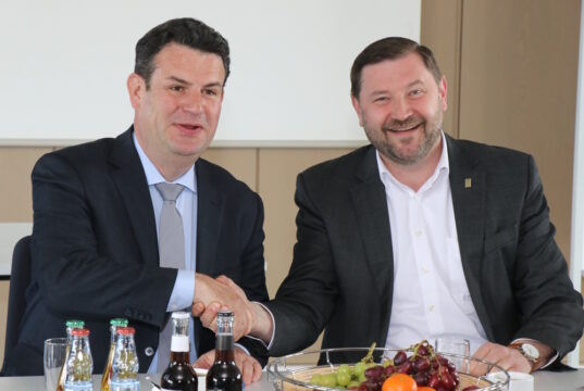 Oberbürgermeister Tim Kurzbach (re., SPD) begrüßte am Dienstag Bundesarbeitsminister Hubertus Heil (SPD) im Kommunalen Jobcenter in Ohligs. (Foto: © Bastian Glumm)