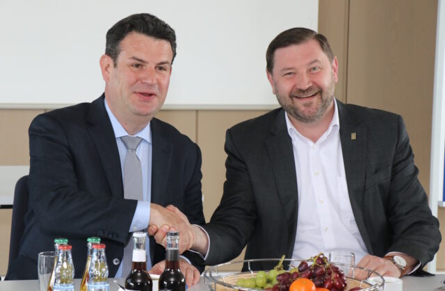 Oberbürgermeister Tim Kurzbach (re., SPD) begrüßte am Dienstag Bundesarbeitsminister Hubertus Heil (SPD) im Kommunalen Jobcenter in Ohligs. (Foto: © Bastian Glumm)