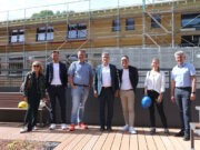 Kooperieren: v.li. Karin Spiewak-Berg und Shkelzim Hoti (Beamten-Wohnungsbauverein eG), Oliver Sloot (Gemeinnützige Baugenossenschaft „Eigenheim“ eG), Roland Bak (Spar- und Bauverein So-lingen eG), Andreas Müller (Beamten-Wohnungsbauverein eG), Nina Arnrich (Spar- und Bauverein Solingen-Wald eG) und Francesco Cinquegrani (Bauverein Gräfrath eG). (Foto: © SBV Solingen)