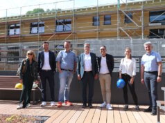 Kooperieren: v.li. Karin Spiewak-Berg und Shkelzim Hoti (Beamten-Wohnungsbauverein eG), Oliver Sloot (Gemeinnützige Baugenossenschaft „Eigenheim“ eG), Roland Bak (Spar- und Bauverein So-lingen eG), Andreas Müller (Beamten-Wohnungsbauverein eG), Nina Arnrich (Spar- und Bauverein Solingen-Wald eG) und Francesco Cinquegrani (Bauverein Gräfrath eG). (Foto: © SBV Solingen)