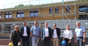 Kooperieren: v.li. Karin Spiewak-Berg und Shkelzim Hoti (Beamten-Wohnungsbauverein eG), Oliver Sloot (Gemeinnützige Baugenossenschaft „Eigenheim“ eG), Roland Bak (Spar- und Bauverein So-lingen eG), Andreas Müller (Beamten-Wohnungsbauverein eG), Nina Arnrich (Spar- und Bauverein Solingen-Wald eG) und Francesco Cinquegrani (Bauverein Gräfrath eG). (Foto: © SBV Solingen)