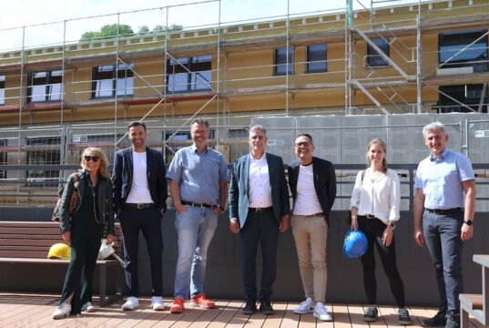 Kooperieren: v.li. Karin Spiewak-Berg und Shkelzim Hoti (Beamten-Wohnungsbauverein eG), Oliver Sloot (Gemeinnützige Baugenossenschaft „Eigenheim“ eG), Roland Bak (Spar- und Bauverein So-lingen eG), Andreas Müller (Beamten-Wohnungsbauverein eG), Nina Arnrich (Spar- und Bauverein Solingen-Wald eG) und Francesco Cinquegrani (Bauverein Gräfrath eG). (Foto: © SBV Solingen)