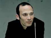 Am 7. März findet im Theater und Konzerthaus das 6. Philharmonische Konzert unter der Leitung des israelischen Gastdirigenten Ariel Zuckermann statt. (Foto: © Felix Broede)