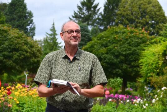 Armin Tofahrn ist Schriftsteller aus Solingen. An der Burger Landstraße unterhält er seine "Philosophen-Hütte". (Archivfoto: © Martina Hörle)