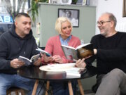 Ignazio (li.) und Diega Zito und Autor Armin Tofahrn (re.) freuen sich auf die Lesung im italienischen Supermarkt an der Linkgasse am 20. Februar. Literatur, Lebensfreude und italienisches Flair treffen hier direkt im Café-Bereich aufeinander. (Foto: © Bastian Glumm)