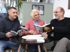 Ignazio (li.) und Diega Zito und Autor Armin Tofahrn (re.) freuen sich auf die Lesung im italienischen Supermarkt an der Linkgasse am 20. Februar. Literatur, Lebensfreude und italienisches Flair treffen hier direkt im Café-Bereich aufeinander. (Foto: © Bastian Glumm)