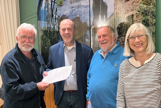 Trafen sich zur Übergabe des Solinger Initiativen-Verzeichnisses: v.l. Uli Preuss, Hartmut Hoferichter, SAK-Sprecher Horst Koss und Heike Auer. (Foto: © Solinger Armutskonferenz)