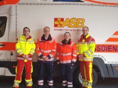 Marc Rau (2.v.l.) und Regina Dominick (2.v.r.) vom Malteser Hilfsdienst mit ihren Kollegen David Baltus (1.v.l.) und Steffen-Philipp Schröder (1.v.r.) vom ASB (Foto: © ASB Bergisch Land)