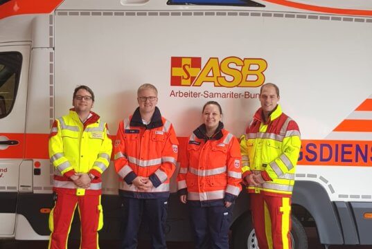 Marc Rau (2.v.l.) und Regina Dominick (2.v.r.) vom Malteser Hilfsdienst mit ihren Kollegen David Baltus (1.v.l.) und Steffen-Philipp Schröder (1.v.r.) vom ASB (Foto: © ASB Bergisch Land)