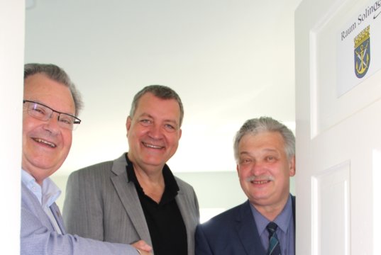 Bürgemeister Ernst Lauterjung, Dipl.-Ökonom Markus Klein und der Auer Bürgermeister Heinrich Kohl eröffneten jetzt den Raum "Solingen". (Foto: © Jana Hecker)