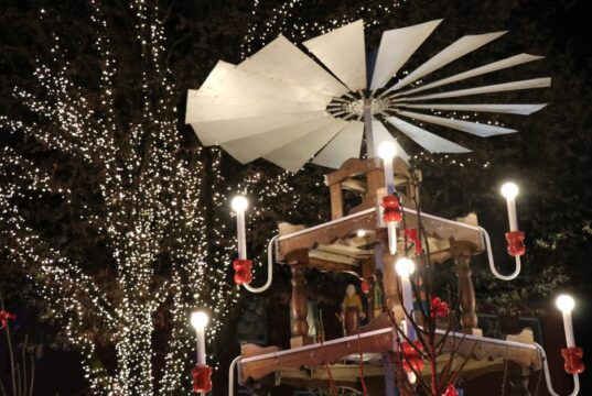 Wegen Corona wurde das traditionelle Anschieben der Weihnachtspyramide auf dem Alten Markt jetzt abgesagt. (Archivfoto: © Bastian Glumm)