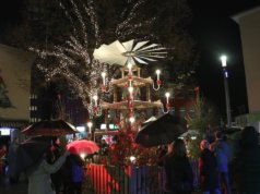 Am Samstagnachmittag fand auf dem Alten Markt das traditonelle Anschieben der Auer Weihnachtspyramide und der Beginn der Adventszeit statt. (Foto: © Bastian Glumm)