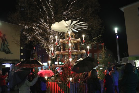Am Samstagnachmittag fand auf dem Alten Markt das traditonelle Anschieben der Auer Weihnachtspyramide und der Beginn der Adventszeit statt. (Foto: © Bastian Glumm)