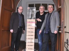 Pfarrer Matthias Clever, Baukirchmeister Joachim Buchmüller und Spendenteam-Leiter Ralf Puslat (von links) präsentierten jetzt die Spendensäule, die den Stand des Spendenaufkommens für die geplante Erweiterung und Modernisierung des Gemeindezentrums Christuskirche in Aufderhöhe anschaulich macht. (Foto: © Ev. Kirchengemeinde St. Reinoldi Rupelrath)