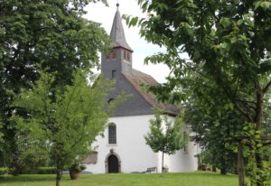 Die St. Reinoldi Kapelle Rupelrath in Solingen-Aufderhöhe liegt idyllisch direkt am Stadtrand zu Langenfeld. (Foto: © Bastian Glumm)