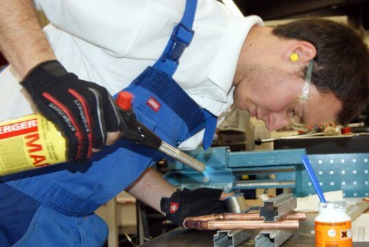 Bei längst nicht jedem der rund 2.700 Auszubildenden in Solingen geht es in der Lehre mit rechten Dingen zu. Wichtige Infos dazu, was erlaubt ist und was nicht, gibt das Portal „Dr. Azubi“. Darauf weist die Gewerkschaft Nahrung-Genuss-Gaststätten (NGG) nach dem Start des neuen Ausbildungsjahres hin. (Archivfoto: © Bastian Glumm)