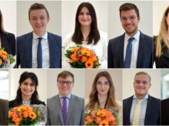 Ausbildungsende unter Corona-Bedingungen – auch das traditionelle Gruppenfoto musste ausfallen. Trotzdem traten glückliche Volksbanker vor die Kamera: (oben von links) Rafaela Diakoumakou, Florian von den Eicken, Ulvije Osmani, Fabian Luley, Ausbildungsleiterin Ramona Fresen, (unten von links) Vorstandsvorsitzender Andreas Otto, Merve Cicekli, Anton Abeler, Selina Tollkamp, Jan-Moritz Radke und Vorstand Lutz Uwe Magney. (Foto: © Volksbank/K. Hellwig, D. Koebe)