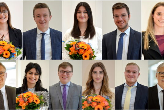 Ausbildungsende unter Corona-Bedingungen – auch das traditionelle Gruppenfoto musste ausfallen. Trotzdem traten glückliche Volksbanker vor die Kamera: (oben von links) Rafaela Diakoumakou, Florian von den Eicken, Ulvije Osmani, Fabian Luley, Ausbildungsleiterin Ramona Fresen, (unten von links) Vorstandsvorsitzender Andreas Otto, Merve Cicekli, Anton Abeler, Selina Tollkamp, Jan-Moritz Radke und Vorstand Lutz Uwe Magney. (Foto: © Volksbank/K. Hellwig, D. Koebe)