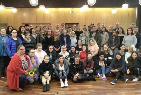 Mit einem Gottesdienst und einem gemeinsamen Frühstück im Gemeindesaal der Pfarrkirche St. Joseph in Ohligs hat das St. Joseph Fachseminar für Altenpflege 60 neue Schüler begrüßt. (Foto: © Kplus Gruppe)