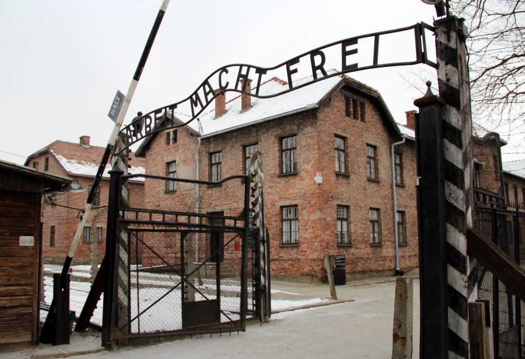Das Haupttor zum Stammlager in Auschwitz, genannt Auschwitz I. Heute befindet sich im ehemaligen Vernichtungs- und Konzentrationslager im polnischen Oświęcim eine Gedenkstätte. (Foto: © Bastian Glumm)
