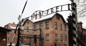 Das Haupttor zum Stammlager in Auschwitz, genannt Auschwitz I. Heute befindet sich im ehemaligen Vernichtungs- und Konzentrationslager im polnischen Oświęcim eine Gedenkstätte. (Foto: © Bastian Glumm)
