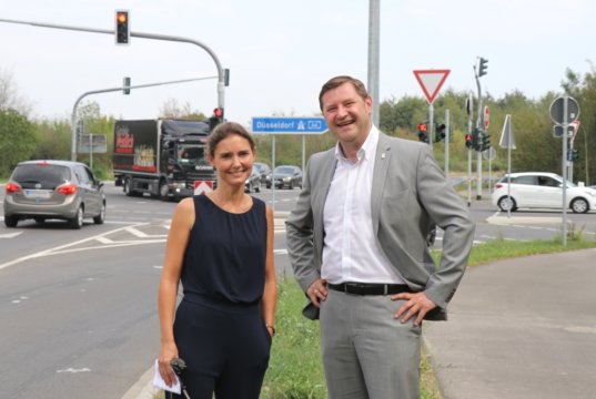 Sind froh, dass an der Anschlussstelle Haan-Ost die Aus- und Umbauarbeiten fertiggestellt wurden: Haans Bürgermeisterin Bettina Warnecke und Solingens OB Tim Kurzbach. (Foto: © Bastian Glumm)