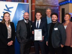 Solingen.Business gewinnt Wirtschaftsförderungs-Award 2025 Freuen sich über die Auszeichnung als "Innovative Wirtschaftsförderung 2025": v. l.: Lisa Draeger, Achim Willke, Oberbürgermeister Daniel Flemm, Elmar Jünnemann, Phil Derichs und Leonie Schubert von Solingen.Business. (Foto: © Tom V Kortmann)