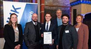 Solingen.Business gewinnt Wirtschaftsförderungs-Award 2025 Freuen sich über die Auszeichnung als "Innovative Wirtschaftsförderung 2025": v. l.: Lisa Draeger, Achim Willke, Oberbürgermeister Daniel Flemm, Elmar Jünnemann, Phil Derichs und Leonie Schubert von Solingen.Business. (Foto: © Tom V Kortmann)