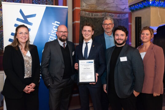 Freuen sich über die Auszeichnung als "Innovative Wirtschaftsförderung 2025": v. l.: Lisa Draeger, Achim Willke, Oberbürgermeister Daniel Flemm, Elmar Jünnemann, Phil Derichs und Leonie Schubert von Solingen.Business. (Foto: © Tom V Kortmann)