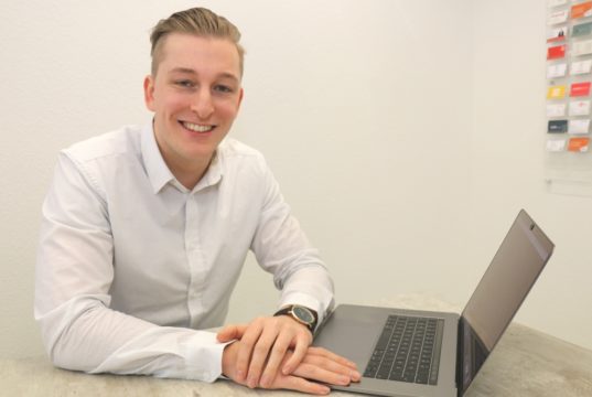 Jonas Rüttgers ist mit 24 Jahren der jüngste Prokurist im Führungsquartett der Solinger Werbeagentur AWEOS. (Foto: © Bastian Glumm)