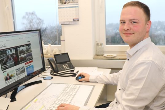 Simon Bluhm (26) arbeitet seit 2016 bei der Solinger Full-Service-Agentur AWEOS. Der gelernte Hotelkaufmann wagte einen klassischen Quereinstieg in die Werbebranche. Mit Erfolg: Heute ist er Teil der Geschäftsführung des Unternehmens. (Foto: © Bastian Glumm)