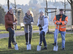 Symbolischer Spatenstich für neun Bäume auf dem städtischen Parkfriedhof in Gräfrath: v.li. Andreas Brühne (Technische Betrieben Solingen), Dr. Ruth Fischer-Bieniek (Bezirksbürgermeisterin Gräfrath), Claudia Mettenmeyer (Technische Betrieben Solingen) und Frank Schlenz (AWG-Prokurist und Geschäftsführer der Bodenrecyclinganlage in Wuppertal-Vohwinkel). (Foto: © AWG)