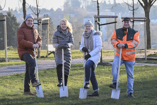 Symbolischer Spatenstich für neun Bäume auf dem städtischen Parkfriedhof in Gräfrath: v.li. Andreas Brühne (Technische Betrieben Solingen), Dr. Ruth Fischer-Bieniek (Bezirksbürgermeisterin Gräfrath), Claudia Mettenmeyer (Technische Betrieben Solingen) und Frank Schlenz (AWG-Prokurist und Geschäftsführer der Bodenrecyclinganlage in Wuppertal-Vohwinkel). (Foto: © AWG)