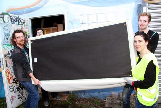 So fing vor fast anderthalb Jahren alles an: Das AWO-Proberaumhaus wurde entrümpelt. Längst ist man viele Schritte weiter und wird das Projekt im kommenden September zum Abschluss bringen und eröffnen. Bis dahin hofft Netzwerkerin Lily Muscutt noch auf viel Unterstützung! (Archivfoto: © B. Glumm)