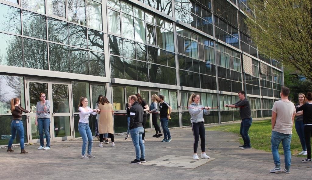 Bewegungsworkshop zur Stärkung des Rückens mit dem Sportbildungswek Solingen während des Azubi-Gesundheitstages im Klinikum. (Foto: © Da Boit/Klinikum Solingen)