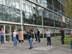 Bewegungsworkshop zur Stärkung des Rückens mit dem Sportbildungswek Solingen während des Azubi-Gesundheitstages im Klinikum. (Foto: © Da Boit/Klinikum Solingen)