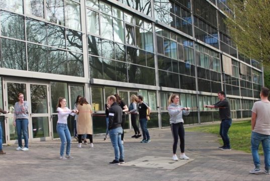 Bewegungsworkshop zur Stärkung des Rückens mit dem Sportbildungswek Solingen während des Azubi-Gesundheitstages im Klinikum. (Foto: © Da Boit/Klinikum Solingen)