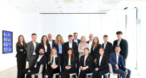 Die Volksbank im Bergischen Land begrüßt 14 neue Auszubildende. Mit Teamgeist und Chancen starten sie in ihre Karriere als Bankkaufleute. (Foto: © Volksbank/Bettina Oswald)