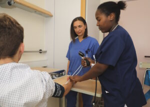 Zu den Aufgaben der Auszubildenden gehörten im Rahmen der Projektzeit natürlich der direkte Kontakt zu den Patienten. Praxisanleiter und erfahrene Pflegekräfte waren stets auf Abruf. (Foto: © Bastian Glumm)