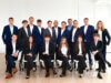 Die Volksbank begrüßt die neuen Auszubildenden. Vorne von links: Phil Sczynski, Chiara Duran, Paul Iske,Maria Villeggiante, Tiziana Felicetti und Samuel Grunert, hinten von links Till von Grünberg, JordanReiche, Jannik Opitz, Giuliano Crisopulli, Philippe Brett, Vorstandsvorsitzender Andreas Otto, FelixFraindt, die Vorstände Henning Wichart und Christian Fried, Yannick Reimann und Ausbildungsleiterin Daphne Alexander. (Foto: © Volksbank/Bettina Osswald)