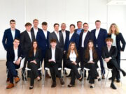 Die Volksbank begrüßt die neuen Auszubildenden. Vorne von links: Phil Sczynski, Chiara Duran, Paul Iske,Maria Villeggiante, Tiziana Felicetti und Samuel Grunert, hinten von links Till von Grünberg, JordanReiche, Jannik Opitz, Giuliano Crisopulli, Philippe Brett, Vorstandsvorsitzender Andreas Otto, FelixFraindt, die Vorstände Henning Wichart und Christian Fried, Yannick Reimann und Ausbildungsleiterin Daphne Alexander. (Foto: © Volksbank/Bettina Osswald)