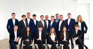 Die Volksbank begrüßt die neuen Auszubildenden. Vorne von links: Phil Sczynski, Chiara Duran, Paul Iske,Maria Villeggiante, Tiziana Felicetti und Samuel Grunert, hinten von links Till von Grünberg, JordanReiche, Jannik Opitz, Giuliano Crisopulli, Philippe Brett, Vorstandsvorsitzender Andreas Otto, FelixFraindt, die Vorstände Henning Wichart und Christian Fried, Yannick Reimann und Ausbildungsleiterin Daphne Alexander. (Foto: © Volksbank/Bettina Osswald)