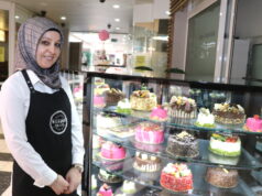 Sevim Egeli ist seit 2019 Inhaberin des Café Wunder im Bachtor Centrum. Stolz ist sie nicht nur auf das großzügige Tortenangebot. (Foto: © Bastian Glumm)