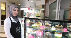 Sevim Egeli ist seit 2019 Inhaberin des Café Wunder im Bachtor Centrum. Stolz ist sie nicht nur auf das großzügige Tortenangebot. (Foto: © Bastian Glumm)