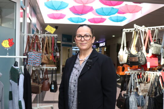 Fidan Boberg von der Nova GmbH ist Projektmanagerin des Bachtor Centrums. Sie ist stolz, die kleine Passage fast komplett vermietet zu haben. (Foto: © Bastian Glumm)