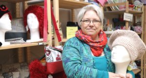 Monika Schmidt betreibt im Bachtor Centrum ihr Geschäft "Monis Mit Mach Manufaktur" und bietet dort ganz viel Handgemachtes an. (Foto: © Bastian Glumm)
