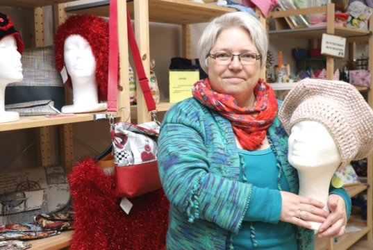 Monika Schmidt betreibt im Bachtor Centrum ihr Geschäft "Monis Mit Mach Manufaktur" und bietet dort ganz viel Handgemachtes an. (Foto: © Bastian Glumm)