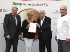 Die Bäckerei Stöcker aus Solingen wurde mit dem Ehrenpreis des Landes „Meister.Werk.NRW“ ausgezeichnet: v.li. Dr. Heinrich Bottermann, Staatssekretär im Ministerium für Umwelt, Landwirtschaft und Verbraucherschutz des Landes NRW, Inge und Karl-Jürgen Stöcker mit Bäckermeister Jörg von Polheim. (Foto: © Land NRW)