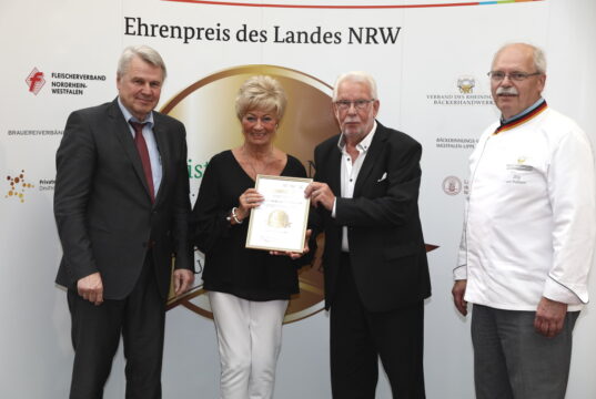 Die Bäckerei Stöcker aus Solingen wurde mit dem Ehrenpreis des Landes „Meister.Werk.NRW“ ausgezeichnet: v.li. Dr. Heinrich Bottermann, Staatssekretär im Ministerium für Umwelt, Landwirtschaft und Verbraucherschutz des Landes NRW, Inge und Karl-Jürgen Stöcker mit Bäckermeister Jörg von Polheim. (Foto: © Land NRW)